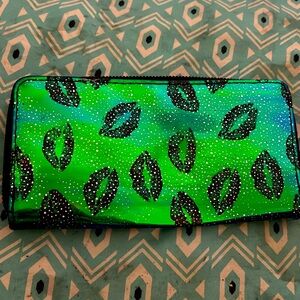 I am selling a green fashionable wallet and it’s very spacious